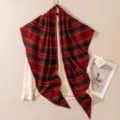 Elegante sciarpa triangolare in seta e lana a quadri rossi, versatile scialle da donna. - FHZ25-90205-1 Orlo a mano a righe rosse
