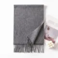 Sciarpa in lana grigia tinta unita con frange, morbido e caldo accessorio autunno inverno. - 180x30cm / Grigio Medio (-17)