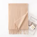 Eleganter beiger Kaschmirschal mit klassischen Fransen für winterliche Wärme - Perlbeige