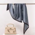 Vista detallada de bufanda de mezcla de seda y lana azul con patrón paisley y borde oscuro. - 120x41cm / Azul Grisáceo con Encaje