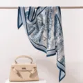 Elegante bufanda azul de seda y lana con patron de paisaje pastoral y borde de encaje de moda - 120x41cm / Paisaje Azul con Ribete de Encaje
