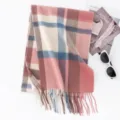 Morbida sciarpa invernale a quadri da donna, elegante foulard con frange molto caldo - Quadri Rosa Caffè Blu (FHY24-7022-3)