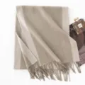 Sciarpa in lana spessa, design bicolore bifacciale con frange nei toni beige e grigio. - FHY24-7045-3 verde fagiolo a doppia faccia