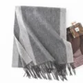 Comoda sciarpa in lana grigia per uomo e donna, calda sciarpa invernale bicolore con frange. - Doppio Lato Grigio Scuro