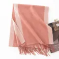 Sciarpa invernale in lana spessa con blocco di colore bicolore e frange, calda ed elegante. - Doppia Faccia Rosa