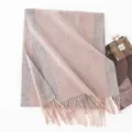 Sciarpa in lana a blocchi di colore rosa e grigio con morbide frange, accessorio invernale. - FHY24-7045-6 grigio rosa a doppia faccia