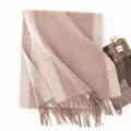 Sciarpa in lana bicolore double-face in cachi e beige con eleganti dettagli di frange. - FHY24-7045-9 doppio lato rosa gambero