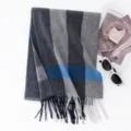 Sciarpa a quadri spessa in grigio e blu con frange, caldo accessorio invernale unisex. - Quadri Grigio Bianco Blu (FHY24-7024-1)