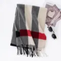 Morbida sciarpa invernale spessa a quadri con frange motivo classico caldo accessorio unisex - Quadri Nero Bianco Rosso (FHY24-7024-3)