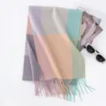 Elegante sciarpa in lana a quadri multicolore pastello con delicate frange morbide. - Quadri Ampi Rosa Verde (FHY24-7023-1)
