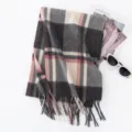 Sciarpa invernale classica a quadri grigio e rosa con frange, morbida e calda da donna. - Quadri Nero Bianco Rosa (FHY24-7023-2)