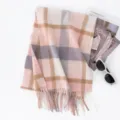 Sciarpa invernale classica a quadri rosa e grigi con frange per donna e uomo calda e accogliente - Quadri Rosa Cammello Grigio (FHY24-7023-3)