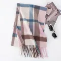 Morbida e calda sciarpa con frange a quadri per donna e uomo, elegante accessorio invernale. - Quadri Viola Rosa Blu Caffè (FHY24-7022-4)