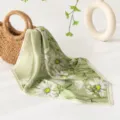 Foulard quadrato in seta verde con elegante stampa di margherite, perfetto per ogni stile. - Margherita / Verde