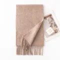 Sciarpa invernale in maglia unita color cammello, materiale morbido con frange eleganti. - Nuovo Cammello