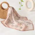 Foulard in vera seta quadrato da donna, elegante fazzoletto da collo in seta floreale. - Peonia / Rosa