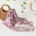 Foulard quadrato in seta con stampa floreale di lusso, elegante sciarpa in gelso. - Viola rosato