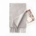Sciarpa invernale in maglia grigia con frange, sensazione di lana calda da donna. - Grigio chiaro