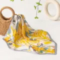 Elegante foulard in seta quadrata con stampa floreale astratta gialla e bordo grigio. - Giallo