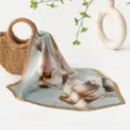Foulard quadrato in seta con stampa floreale, elegante motivo magnolia con bordo marrone variante. - Blu
