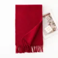 Sciarpa in maglia calda invernale rossa da donna, morbida sensazione di lana con frange. - Rosso granato