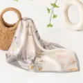 Foulard quadrato in seta con elegante stampa floreale, fazzoletto da collo in seta. - Lavanda