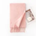 Sciarpa invernale calda in tinta unita rosa da donna, morbida lana con bordo a frange. - Rosa Floreale