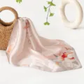 Elegante foulard quadrato in vera seta con stampa floreale, sciarpa da donna chic. - Rosa chiaro