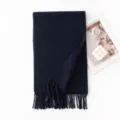Sciarpa in maglia blu scuro tinta unita con frange morbide, caldo accessorio invernale donna. - Teal Nerastro