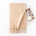 Sciarpa in maglia tinta unita color cammello chiaro, design con frange per donne. - Beige Melange