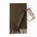 Sciarpa invernale in lana marrone scuro con frange, accessorio caldo monocolore. - Verde Scuro Secondario