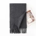 Sciarpa invernale in maglia grigio scuro con frange, scaldacollo caldo e tinta unita per donne. - Grigio scuro