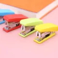 Leuke mini nietmachine set kleurrijke draagbare kantoorartikelen briefpapier - Effen kleur in doos