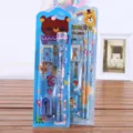 Bonito juego de papelería con lápices, regla, goma y sacapuntas en un bonito empaque. - Set de 5 piezas / Azul