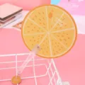 Süßer Fächer in Orangenform aus Kunststoff für den Sommer, tragbarer Handfächer als Geschenk. - Orange