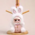 Grazioso ciondolo bambola coniglietto peluche, viso vinile portachiavi e regalo decorativo. - Bambola in vinile in pigiama da coniglio - Bianco