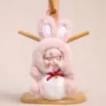 Portachiavi con bambola di coniglio in peluche, ciondolo con cappuccio da coniglietto. - Bambola in vinile in pigiama da coniglio - Rosa