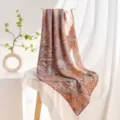 Gros plan sur le carré de foulard en soie et laine à imprimé floral, détail botanique élégant. - 132*132cm / Floral Orange Clair