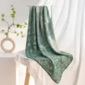 Vue détaillée du carré de soie vintage français avec imprimé botanique et floral vert élégant. - 132*132cm / Floral Bleu Vert