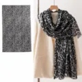 Sciarpa da donna in seta, lunga scialle con stampa leopardata grigia, elegante accessorio. - FHZ25-9696-3 Stampa leopardata grigia