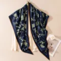 Dunkelblaue Seide-Wolle-Dreieckstuch mit grünem Blumenmuster und braunem Rand, eleganter Schal. - Doppelseitig Blau Schwarz Blumen
