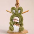Simpatico portachiavi con bambola di coniglio in peluche verde con fiocco e campanello. - Bambola in vinile in pigiama da coniglio - Verde
