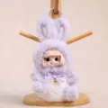Simpatico coniglietto di peluche con cappuccio portachiavi, morbido ciondolo animale per borse. - Coniglio in pigiama di vinile - viola