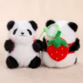 Süßer Plüsch Panda Schlüsselanhänger mit Erdbeere Rucksack, weiche Stofftier Anhänger. - Panda-Familie - Erdbeere tragendes Plüschtier
