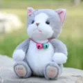 Simpatico gatto grigio e bianco peluche animale imbottito seduto bambola gattino con campanelli - Gatto seduto con campanello - Grigio