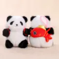 Niedliches Panda Plüsch Schlüsselanhänger Set, flauschiger Rucksack Anhänger für Taschen. - Panda-Familie - Koi-Karpfen tragendes Plüschtier