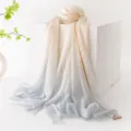 Sciarpa in lana sfumata bordo dorato quadri jacquard beige azzurro elegante - Azzurro