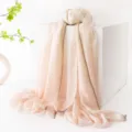 Sciarpa in lana sfumata rosa chiaro con bordo, elegante scialle leggero da donna. - Rosa chiaro