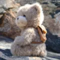 Süßer Plüsch Teddybär mit abnehmbarem Mini Lederrucksack, perfektes weiches Kuscheltier. - Braun / 35cm