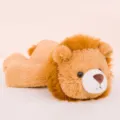 Simpatico peluche leone, morbido animale di stoffa imbottito, design sdraiato soffice per regalo. - Marrone